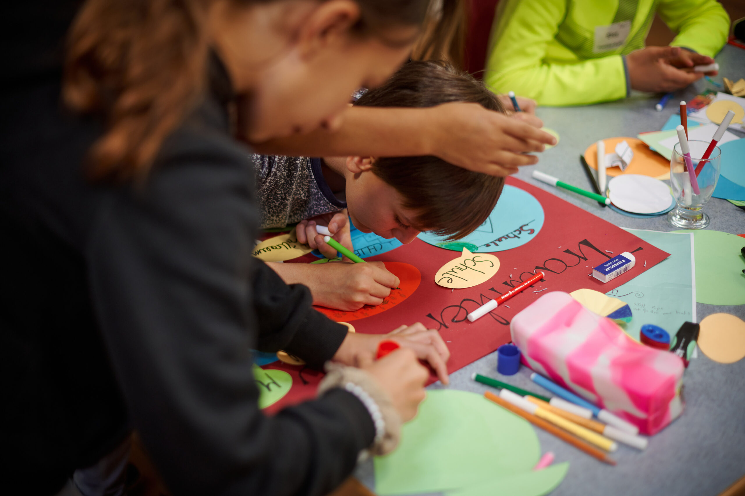 In der Schulwerkstatt in Jena halten Schülerinnen und Schüler aus verschiedenen Schulen gemeinsam ihre Ideen für die Schule der Zukunft fest. Foto: Felix Abraham