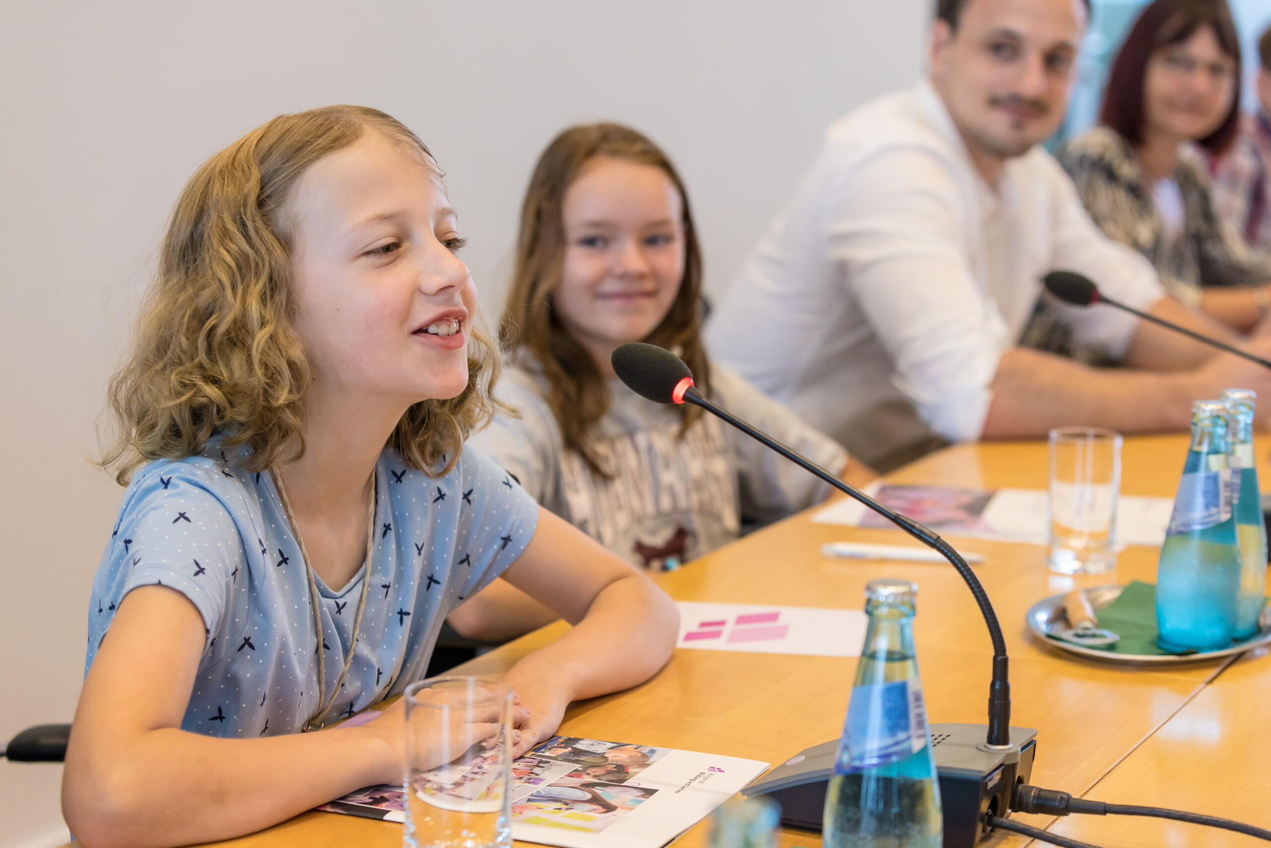 Im Landtag Sachsen unterhalten sich im Sommer 2022 Kinderbotschafterinnen mit Bildungspolitikerinnen und -Politikern. Foto: Robert Jentzsch