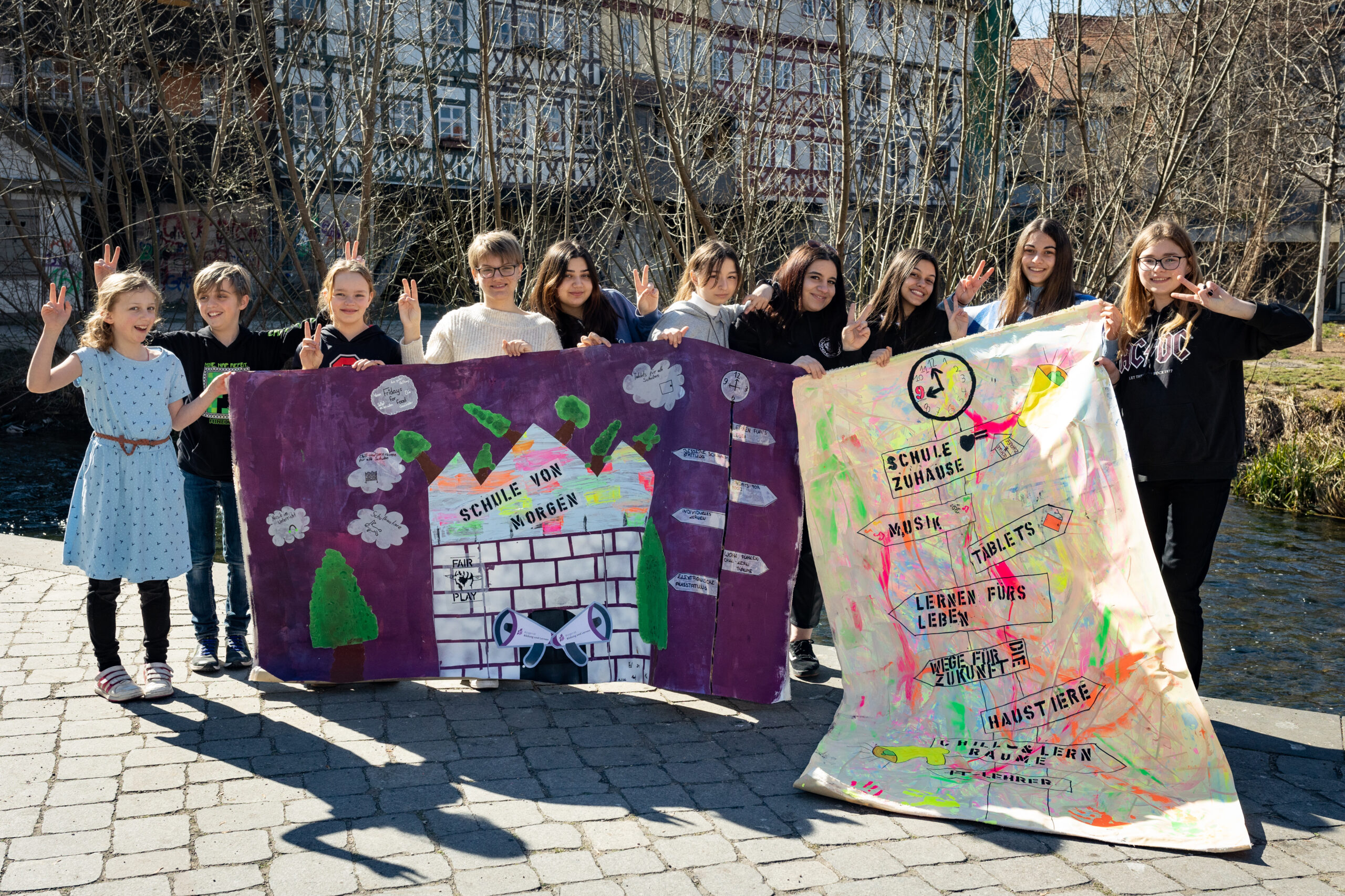 Kinderbotschafterinnen und Botschfter des Bürgerrats zeigen Plakate, auf denen sie ihre Forderungen geschrieben und gemalt haben. Foto: Carlo Bansini